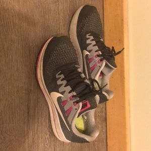 Size 8 women’s Nike